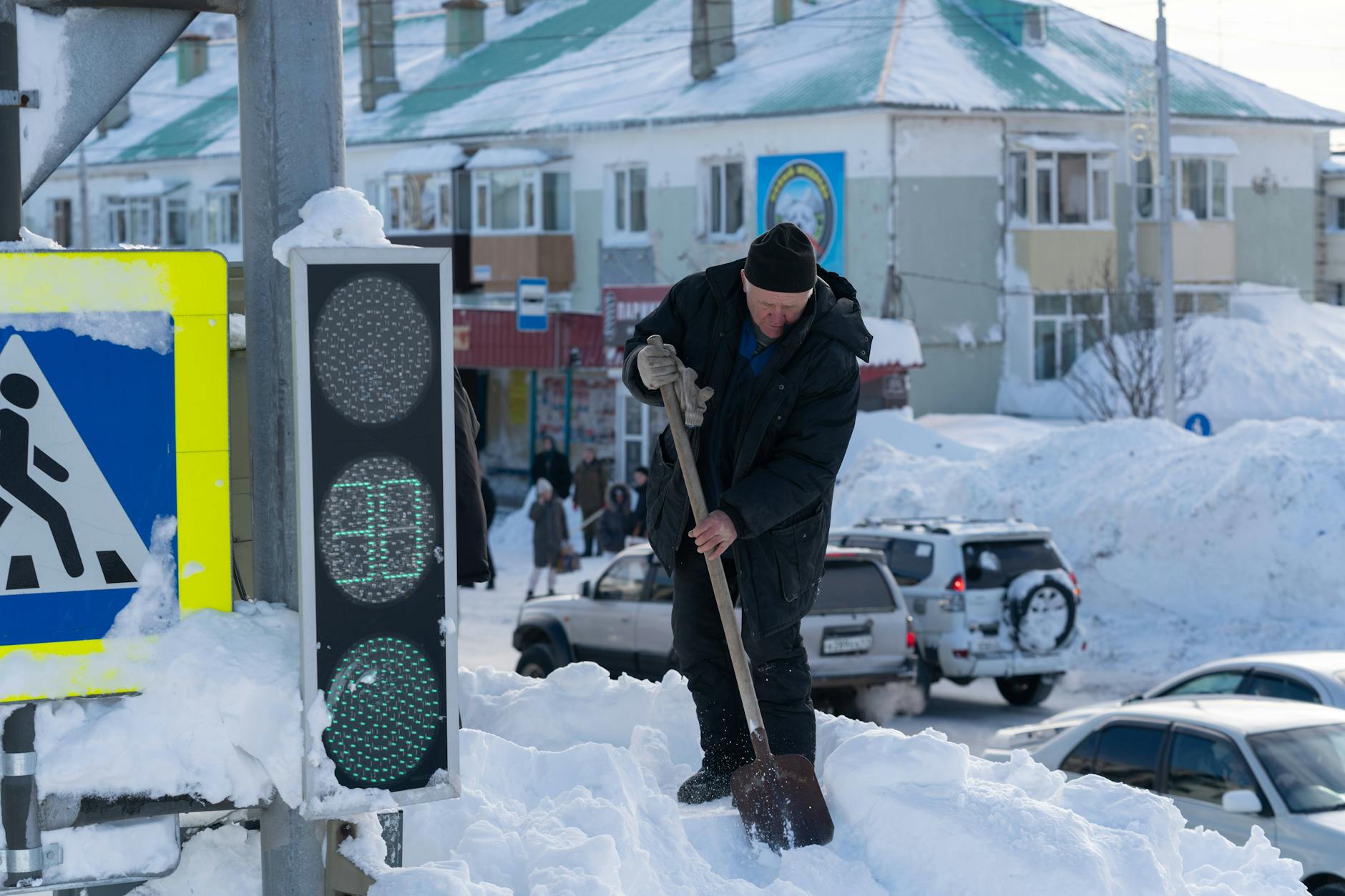 Schneeräumung auf Ampelhöhe an einer Kreuzung in Petropawlowsk-Kamtschatski.