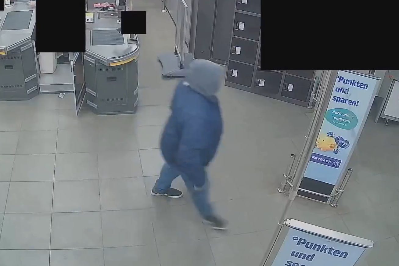 Nach seinem Überfall verlässt der Räuber seelenruhig das Geschäft.