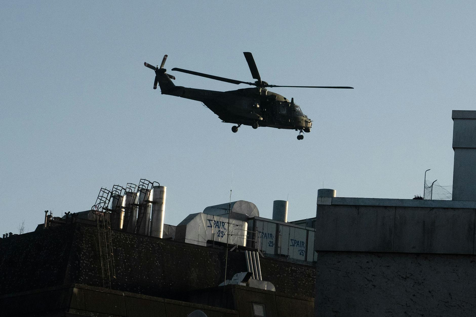 Ein Hubschrauber des Heeres kreist über dem „Mäusebunker“, einem früheren Tierlaboratorium der FU.