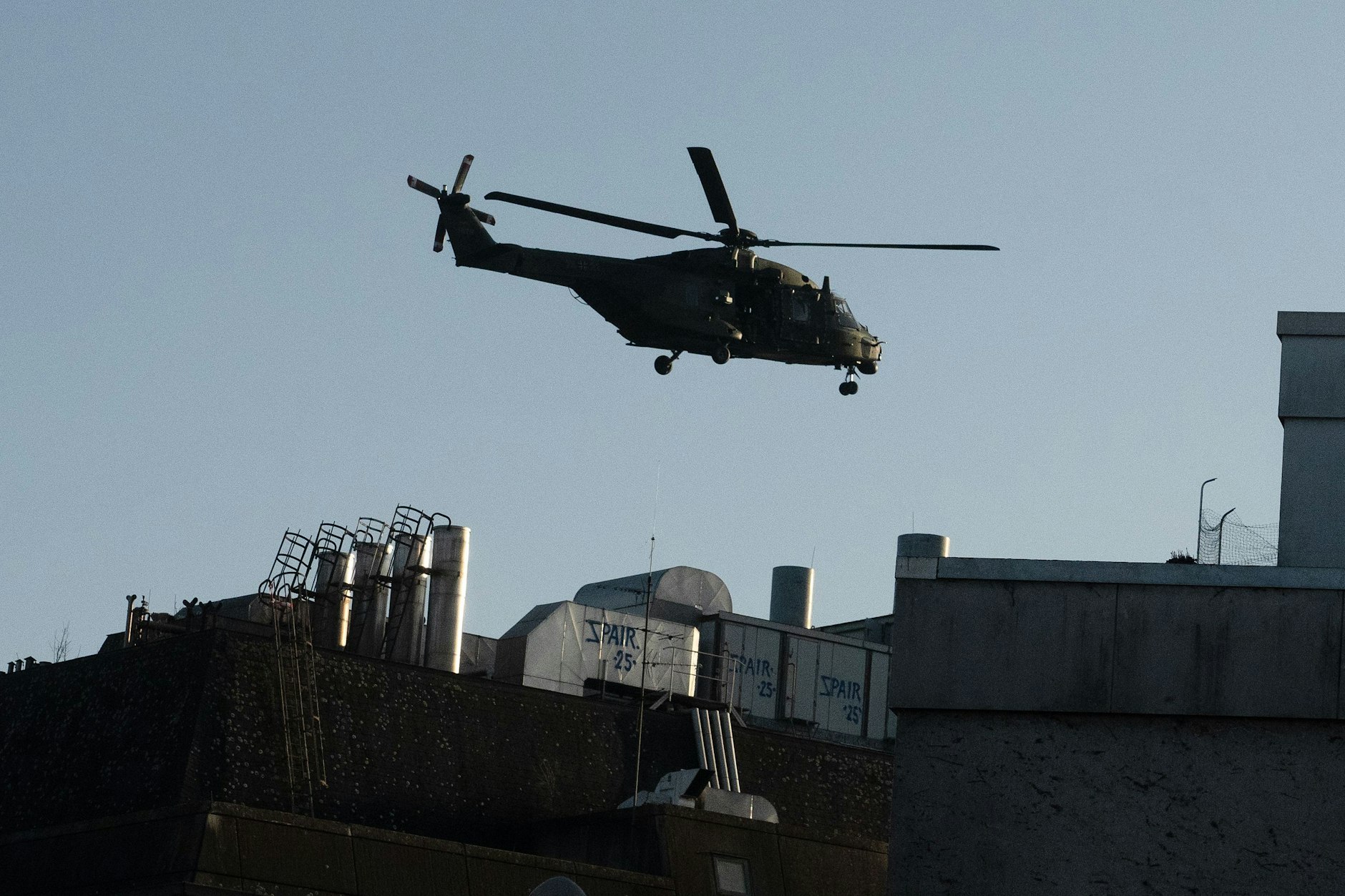 Ein Hubschrauber des Heeres kreist über dem „Mäusebunker“, einem früheren Tierlaboratorium der FU.