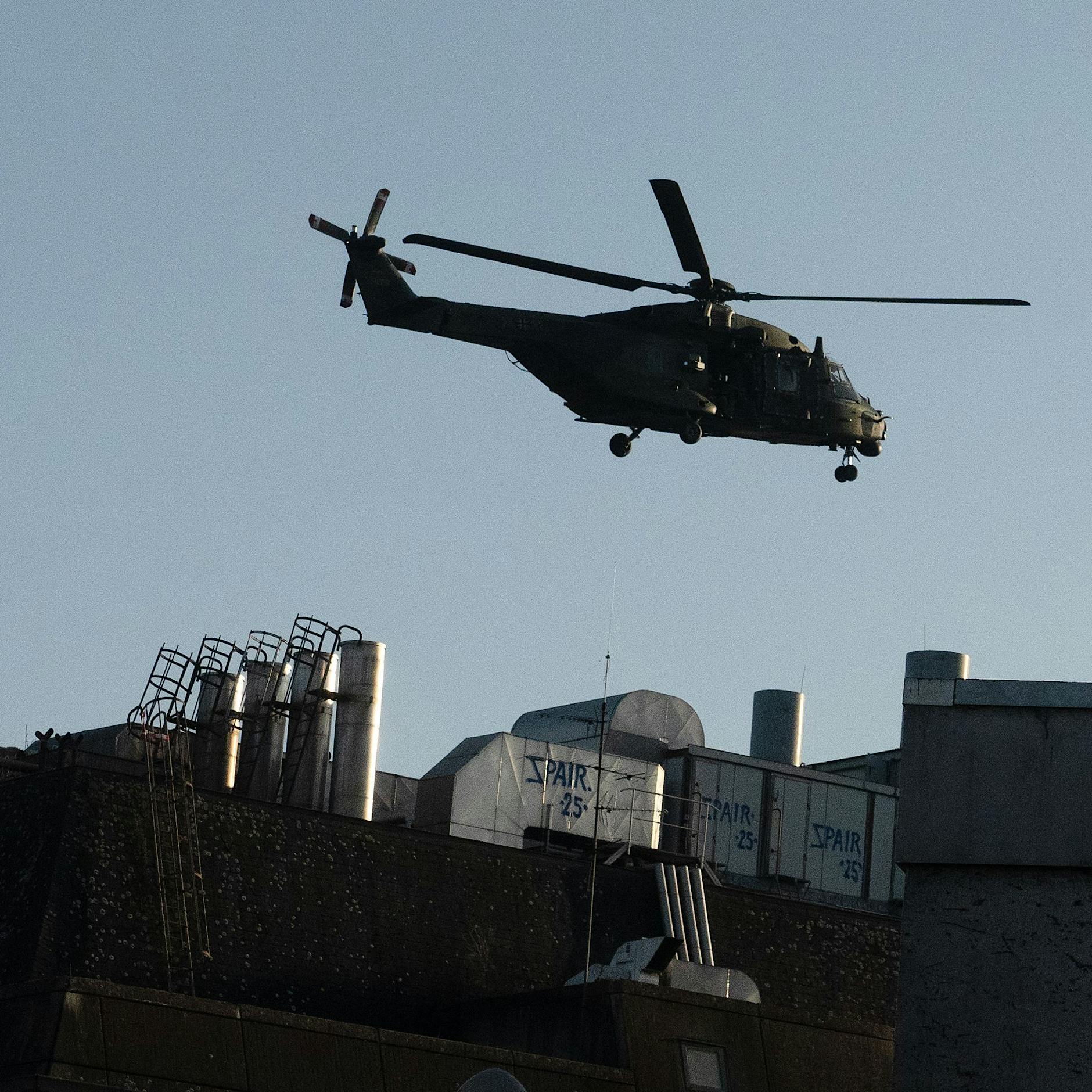 Großübung mit Hubschraubern und Fallschirmjägern in Berlin