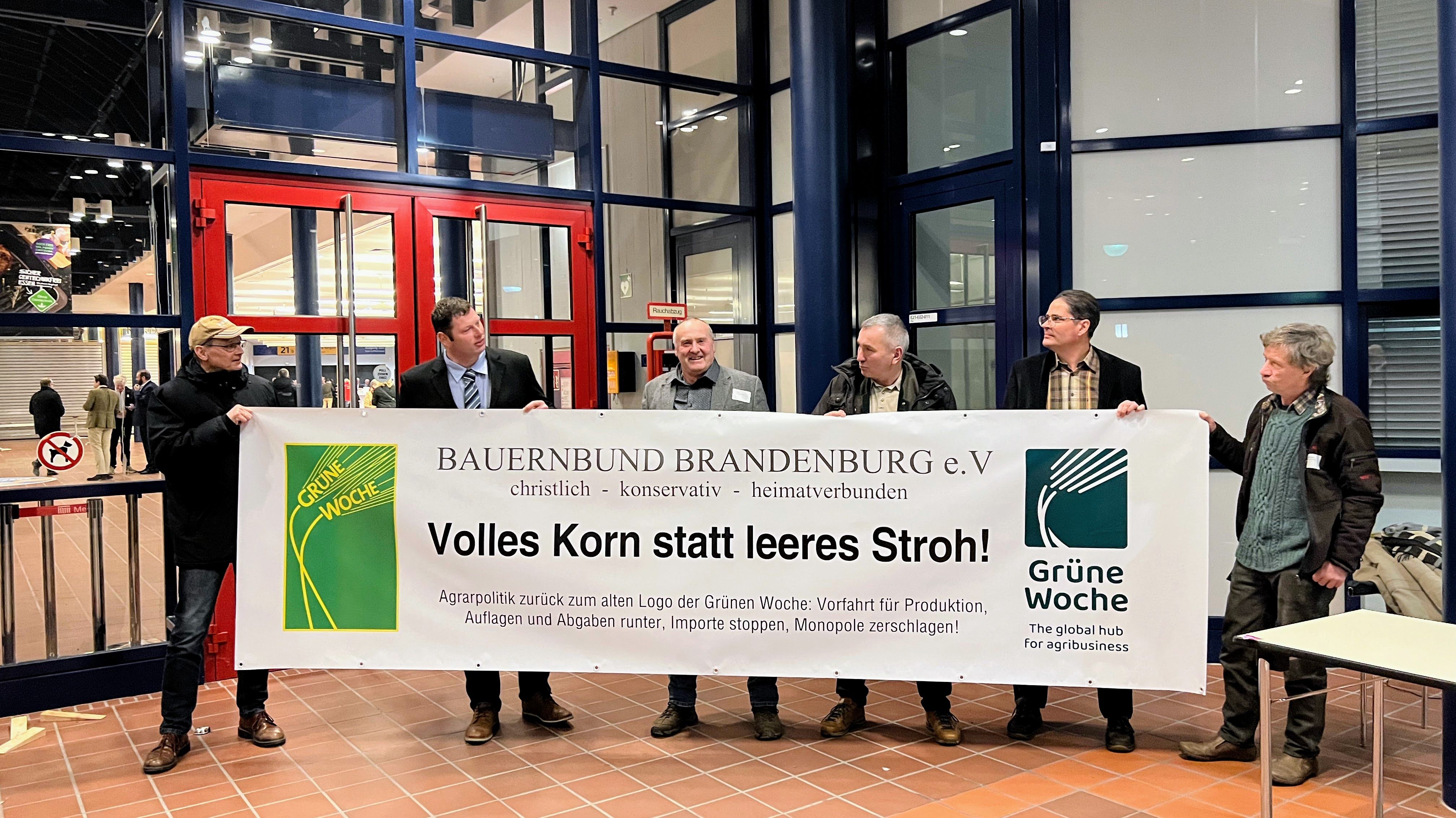 Stiller Protest auf der Grünen Woche: Bauernprotest zieht von der Straße in die Halle