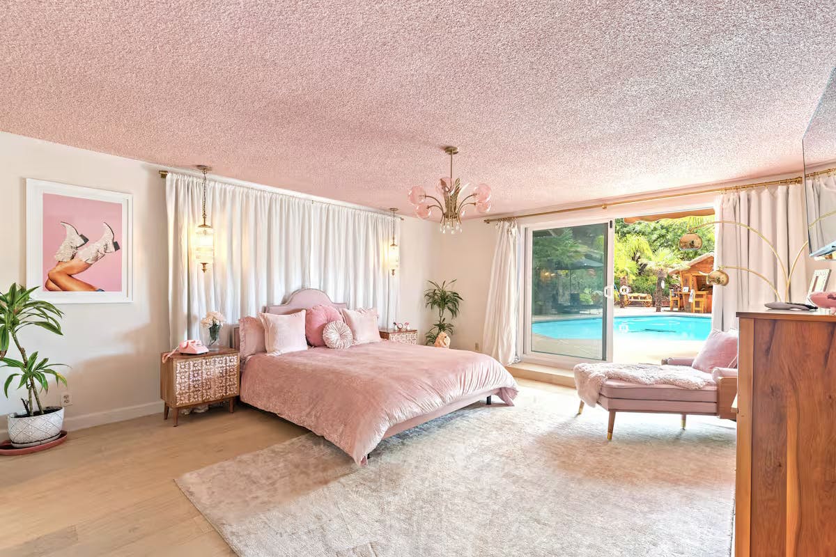 Die V-Pink-Suite der Ranch ist in auffälligen Rosa-Tönen gehalten.