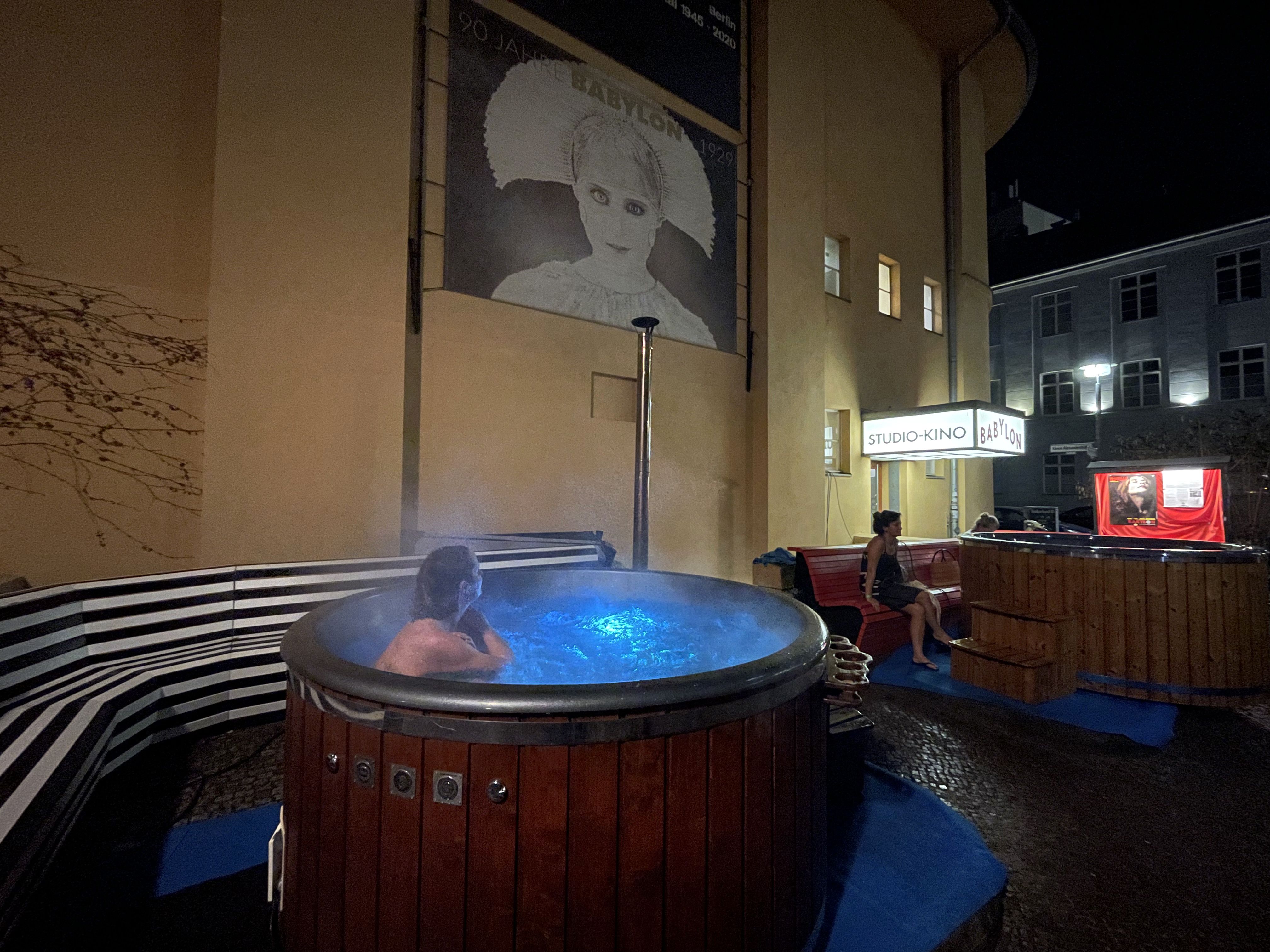Der nackte Wahnsinn in Berlin-Mitte: Vorm Babylon Kino wird blankgezogen