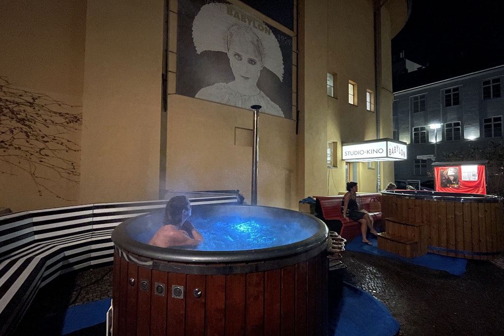 Der nackte Wahnsinn in Berlin-Mitte: Vorm Babylon Kino wird blankgezogen