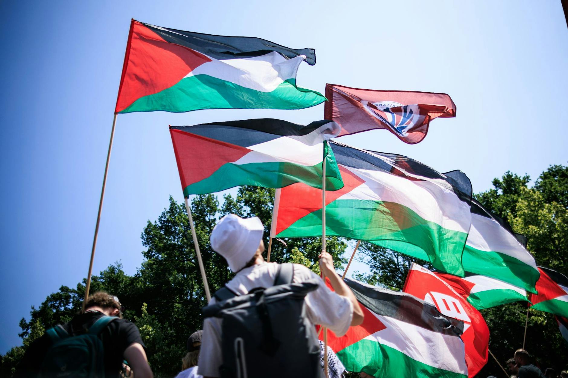Vor Berliner Gerichten wird immer wieder über die Parole „From the river to the sea, Palestine will be free“ gestritten.