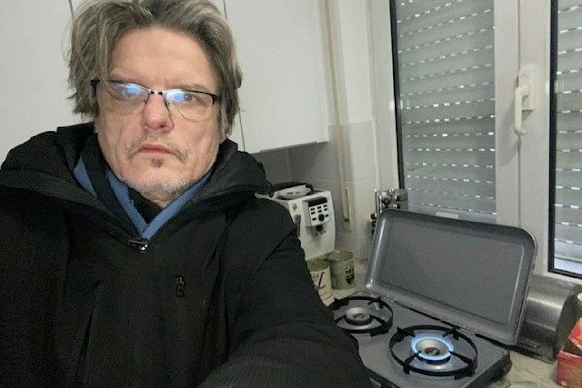 KURIER-Reporter Norbert Koch-Klaucke während des Stromausfalles in seiner Küche. Etwas Wärme kommt vom Campingkocher.