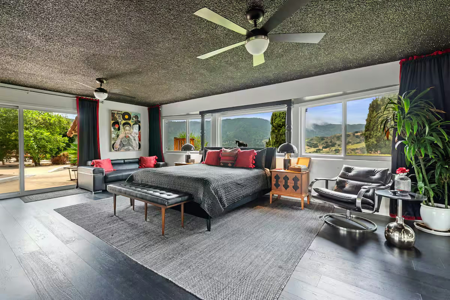 Das zweite Schlafzimmer überzeugt mit dunklen Tönen und fantastischer Aussicht.