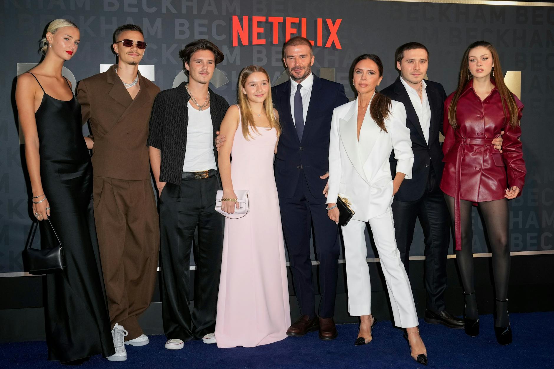 Schon damals im Abseits? Die Familie Beckham, hinter Victorias Schulter der älteste Sohn Brooklyn Beckham mit Nicola Peltz.