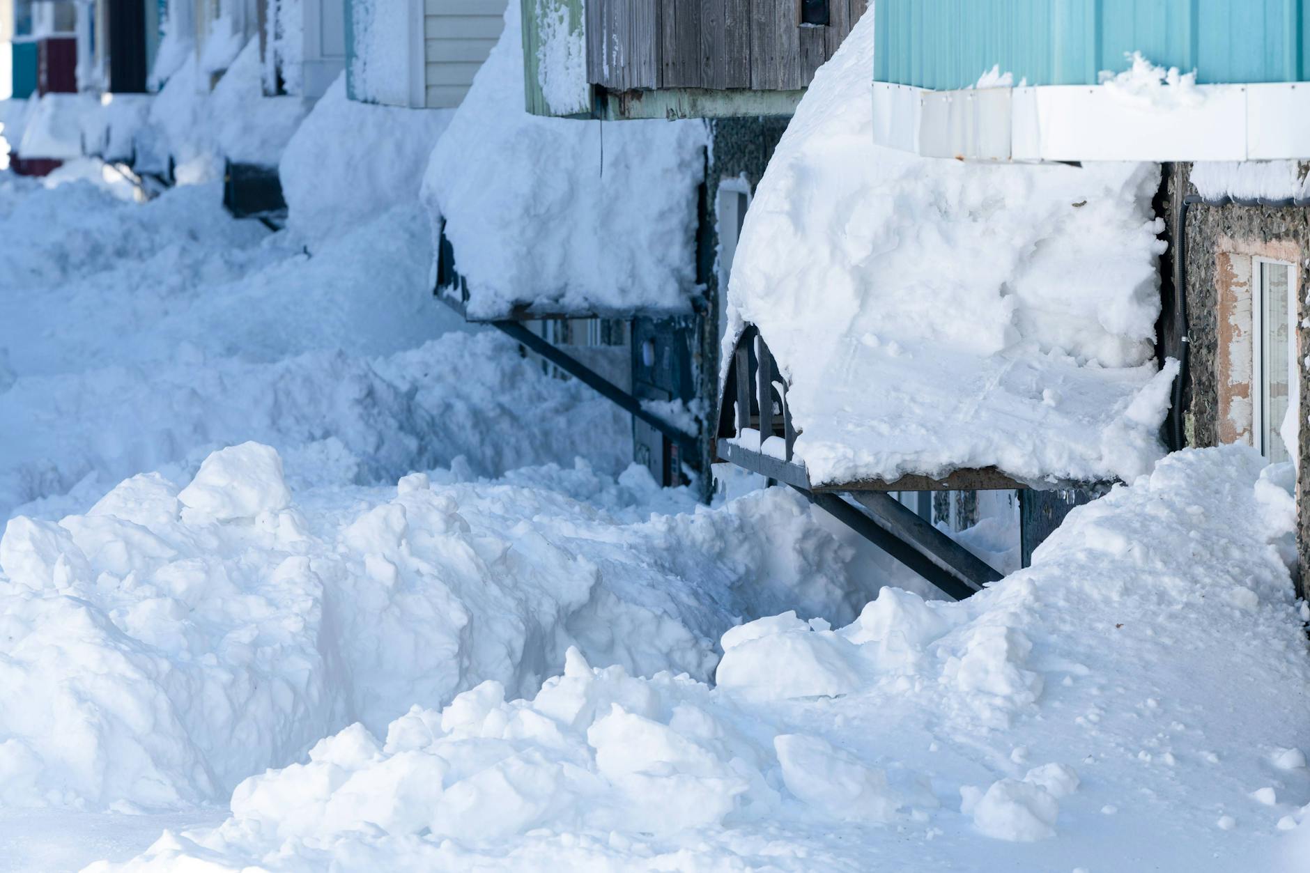 Schneemassen blockieren Balkone und Hauseingänge von Wohnhäusern auf Kamtschatka.