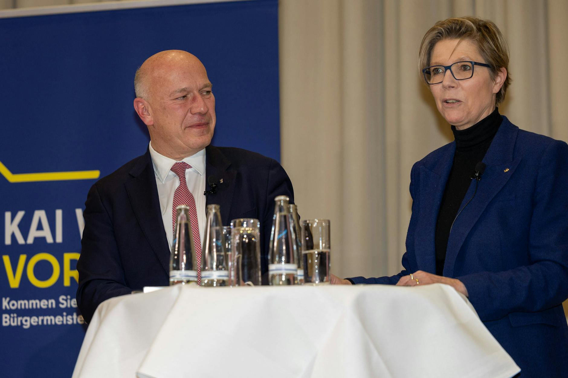 Kai Wegner bei dem Vor-Ort-Termin, neben ihm seine Pressesprecherin Christine Richter; Hier tischte der Regierende seine Handy-Darstellung auf.