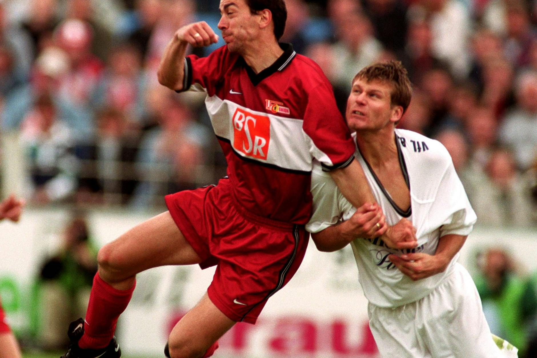 Unions Ivaylo Andonov liefert sich im Jahr 2000 mit Osnabrücks Matthias Rose im Relegations-Hinspiel ein hitziges Duell um den Zweitliga-Aufstieg.