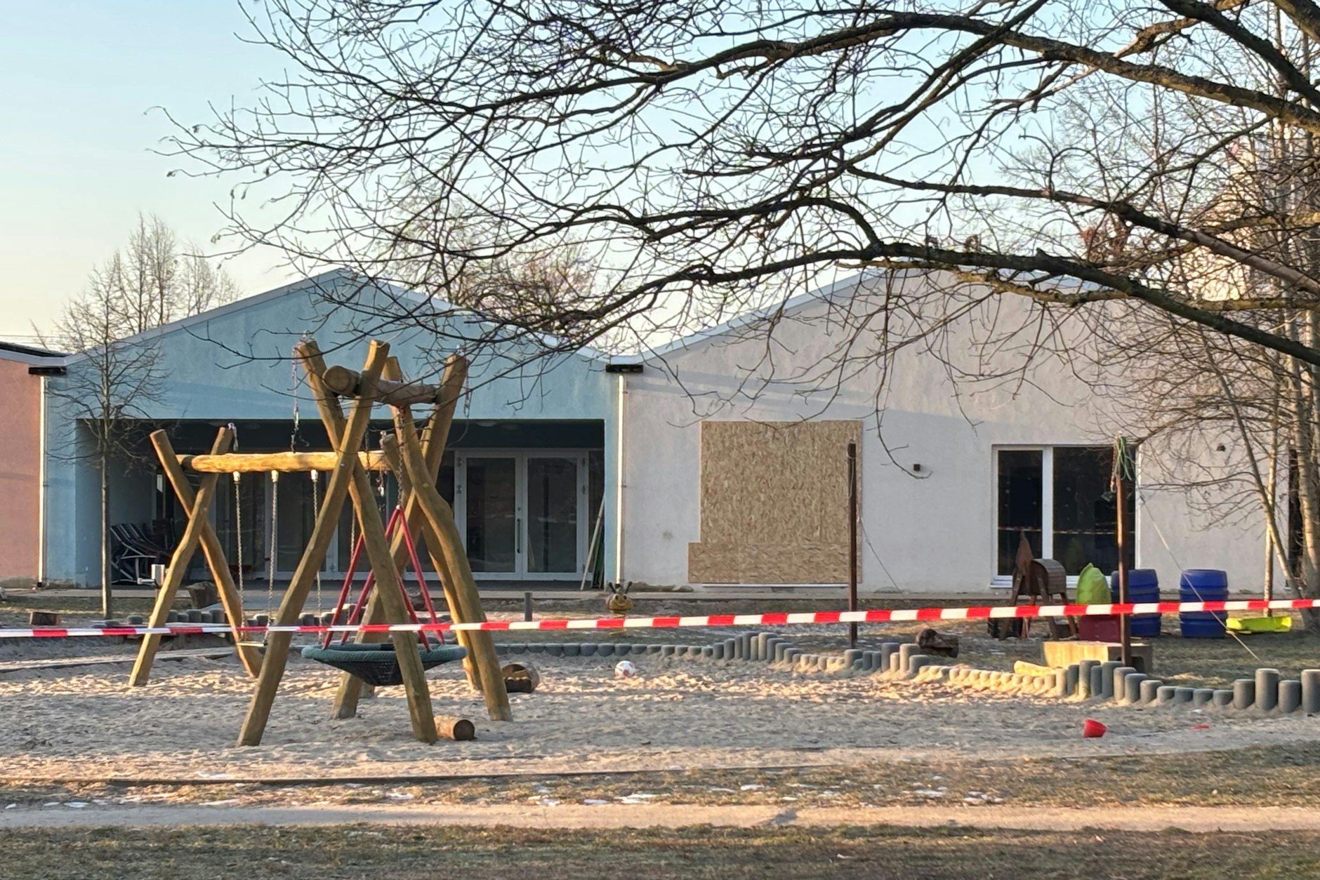 Die Terassentür und das Fenster wurden mit Spanplatten verschlossen.