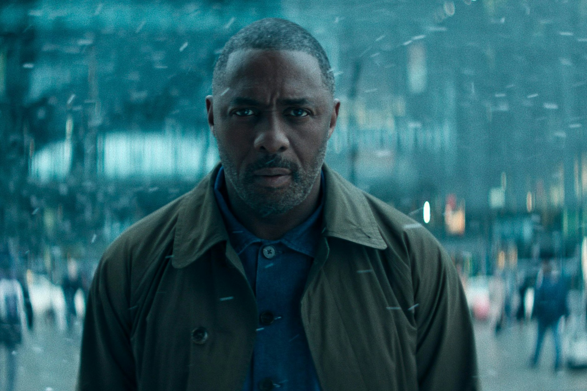 Rettet Bahn und Besatzung im Berliner ÖPNV: Idris Elba alias Sam Nelson.