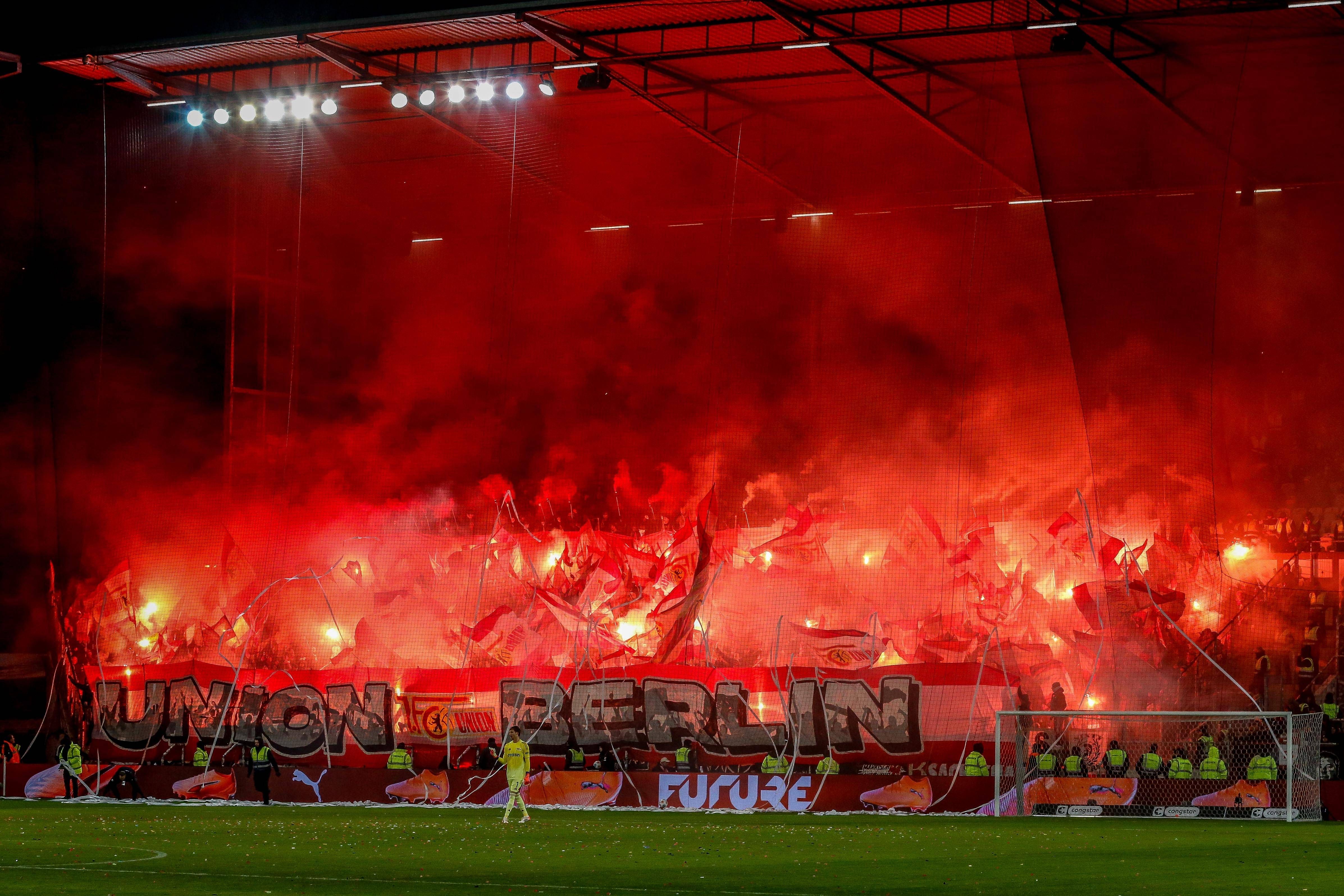 Zum 60. Geburtstag: Fans vom 1. FC Union Berlin färben den Himmel rot