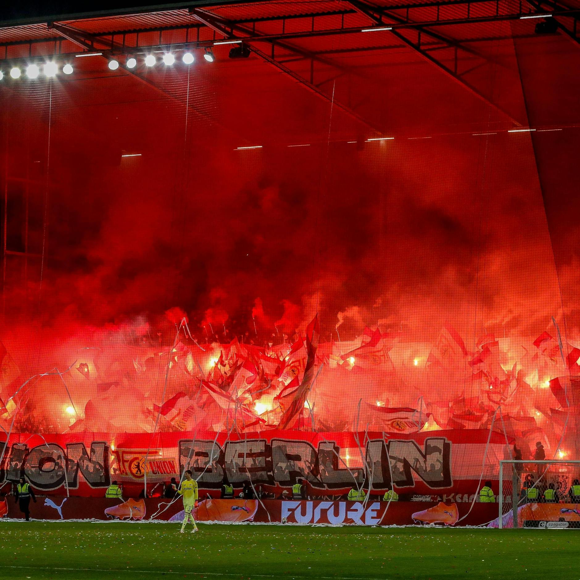 Image - Zum 60. Geburtstag: Fans vom 1. FC Union Berlin färben den Himmel rot