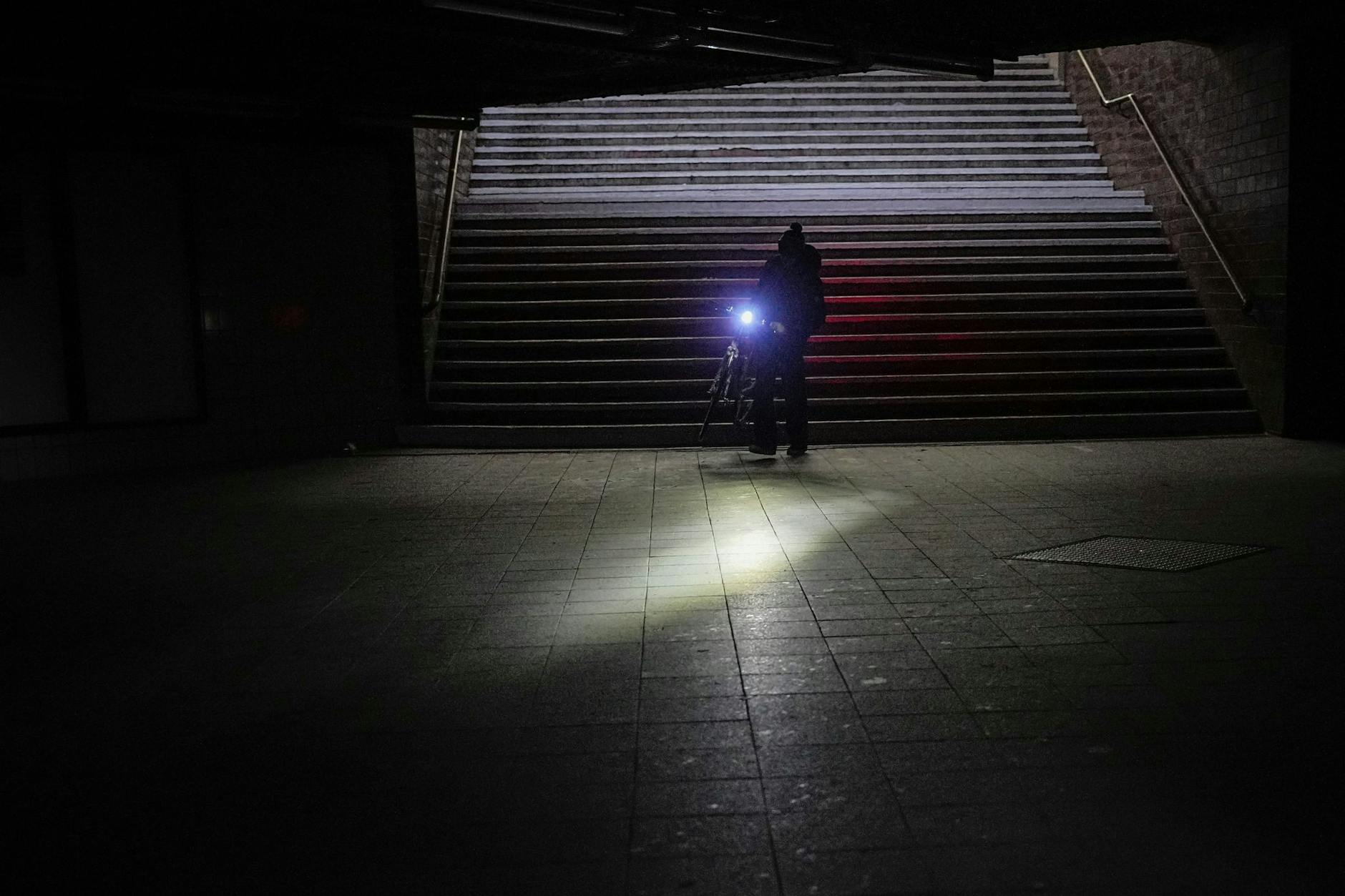 Stockduster: Ein Mann geht Anfang Januar nach dem Stromausfall mit seinem Fahrrad durch den Bahnhof Wannsee.