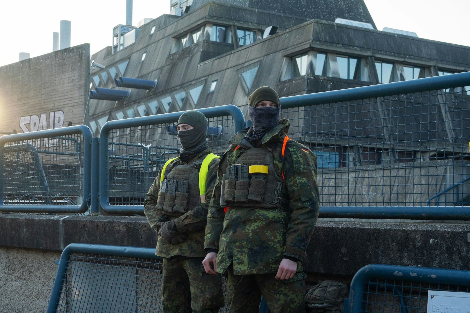 Vermummte Angehörige der Bundeswehr stehen am sog. „Mäusebunker“. 