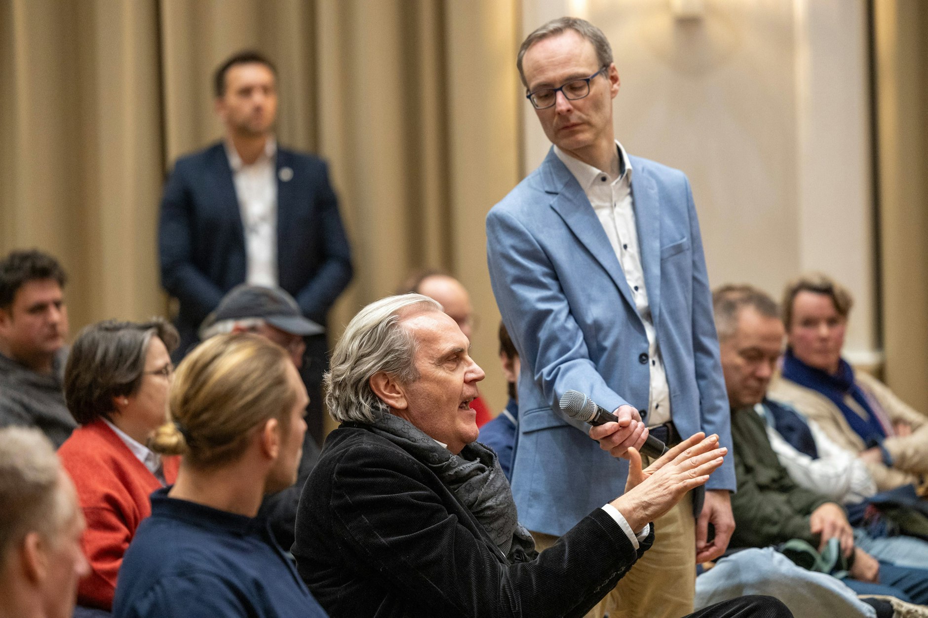 Anwohner wollten beim Bürgergespäch auch wissen, was beim Krisenmanagement schief gelaufen ist. 