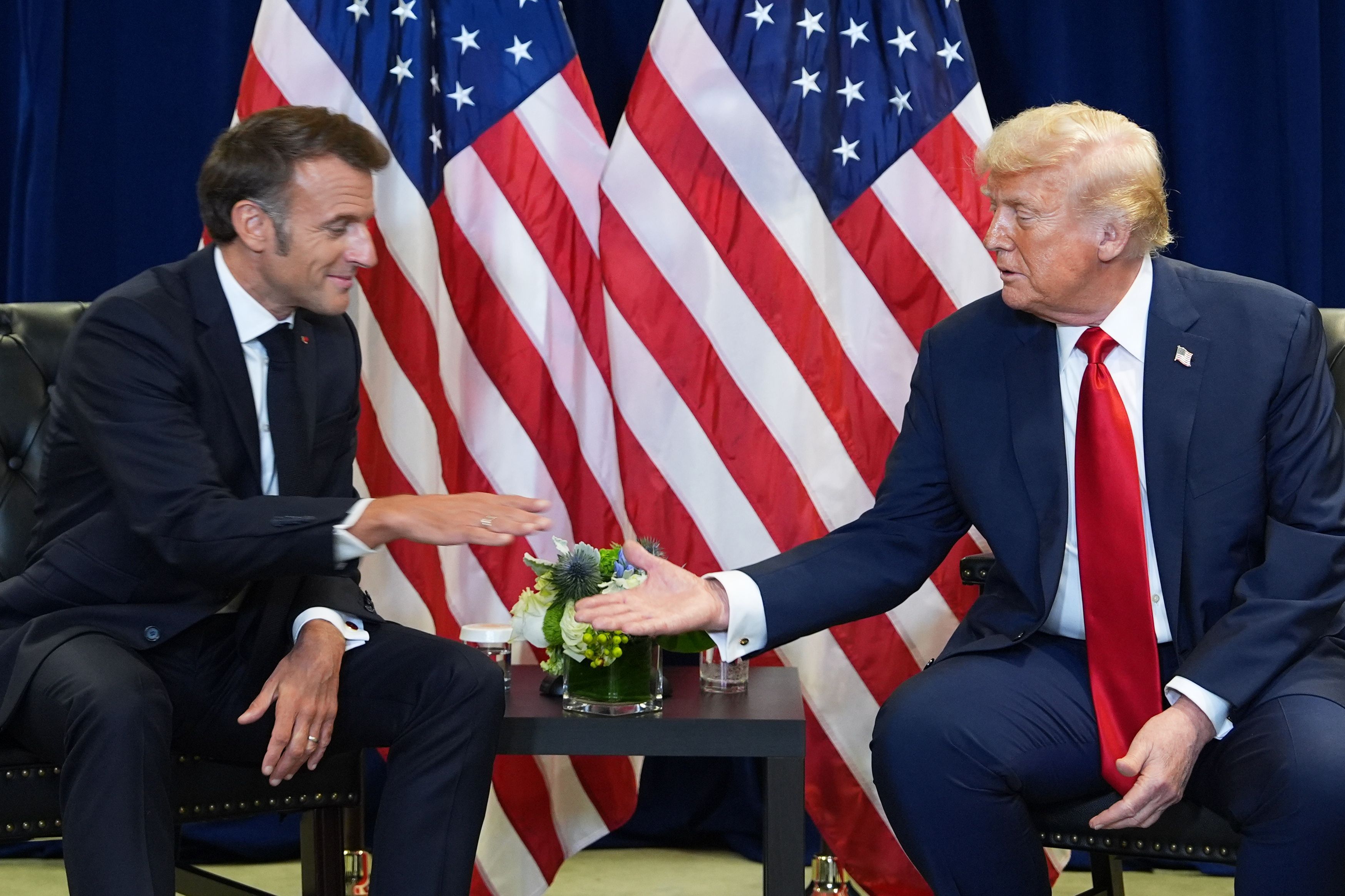 Image - Macron will nicht bei Friedensrat mitmachen: Trump droht mit 200-Prozent-Zöllen auf Wein