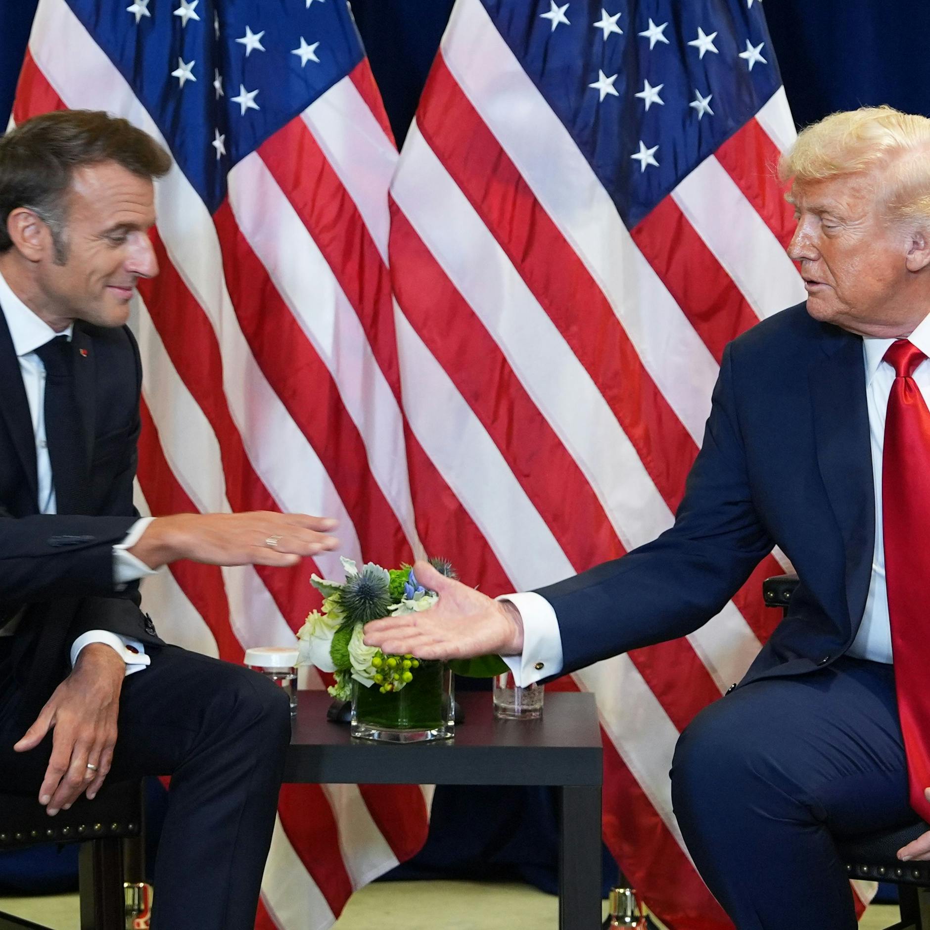 Image - Macron will nicht bei Friedensrat mitmachen: Trump droht mit 200-Prozent-Zöllen auf Wein