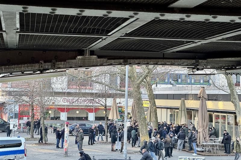 Ein paar Dutzend Menschen kamen zu einem Trauerempfang am Kottbusser Tor.