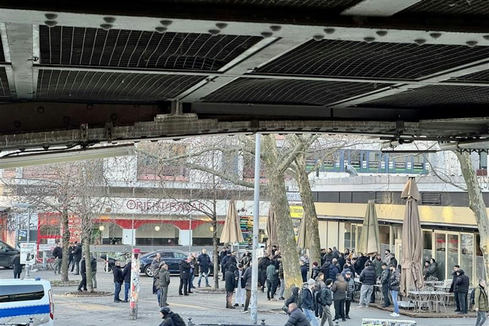 Ein paar Dutzend Menschen kamen zu einem Trauerempfang am Kottbusser Tor.