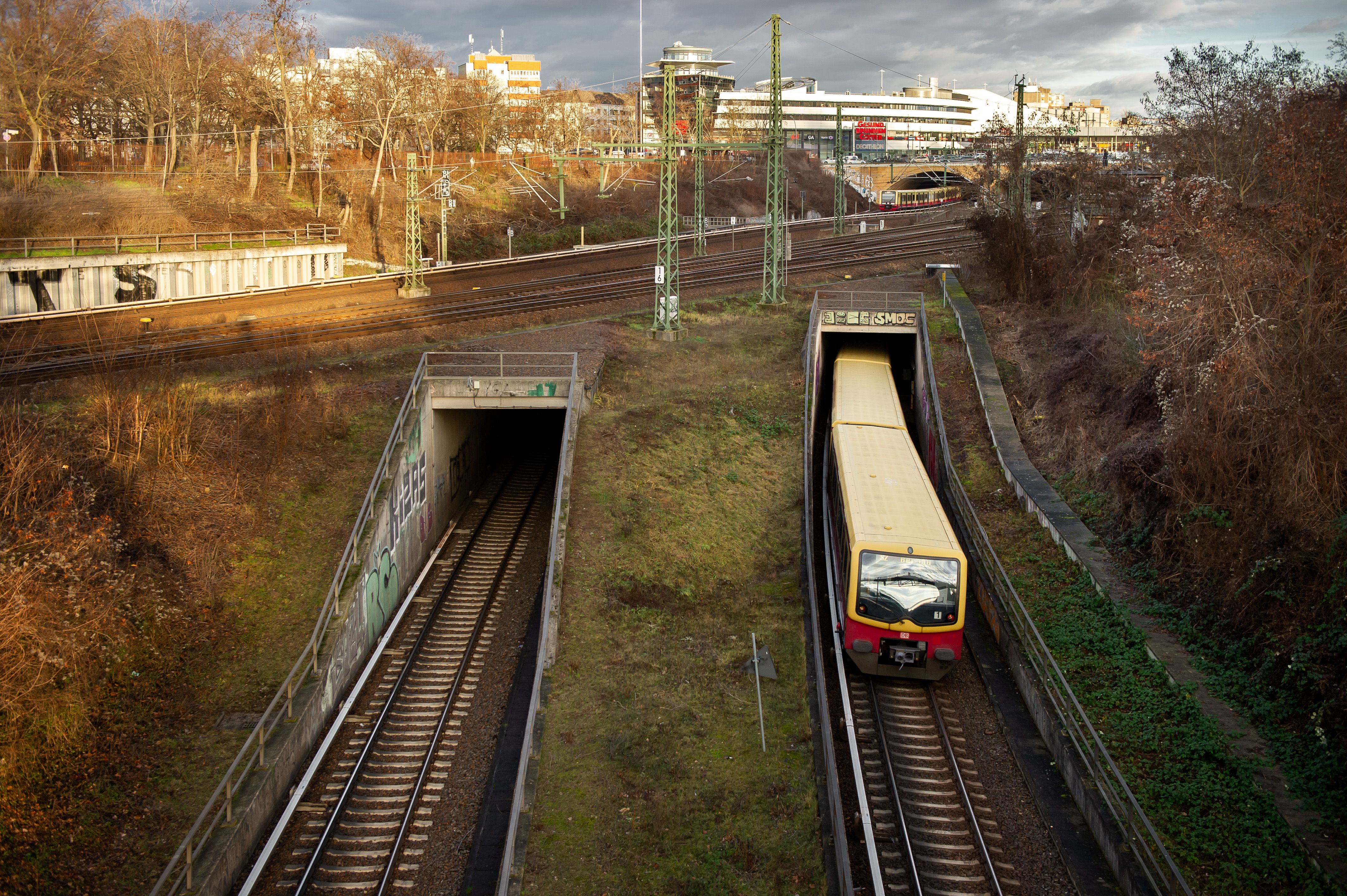 Zerstörtes Glasfaserkabel legt S-Bahn-Verkehr lahm: „Hat die Vulkangruppe wieder zugeschlagen?“