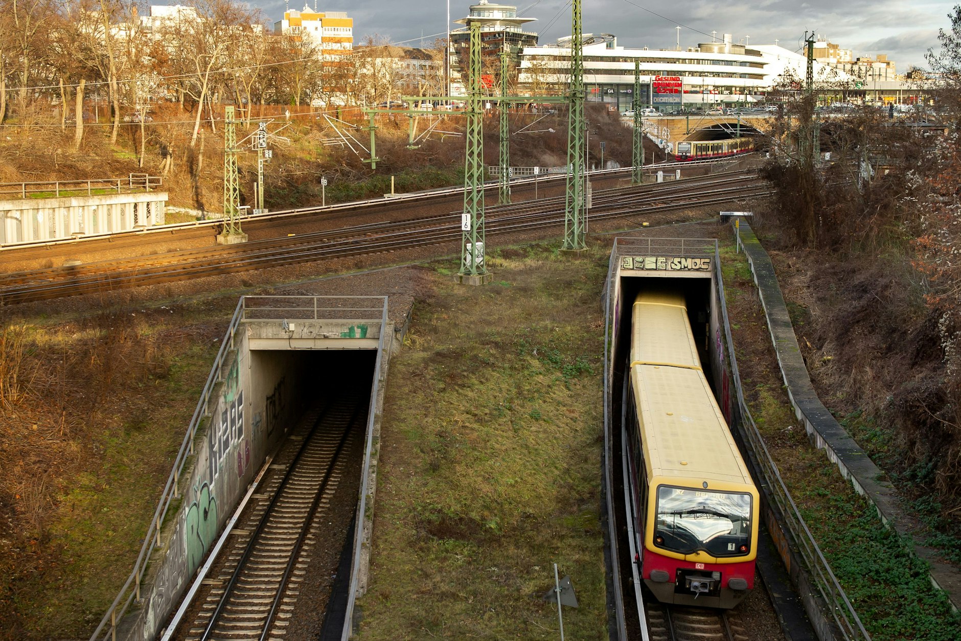 Ein S-Bahn-Zug ist am Humboldthain in Wedding unterwegs. Noch bis Donnerstag früh gibt es auf diesem Teil der Nord-Süd-Strecke nur einen Pendelbetrieb im 20-Minuten-Takt.