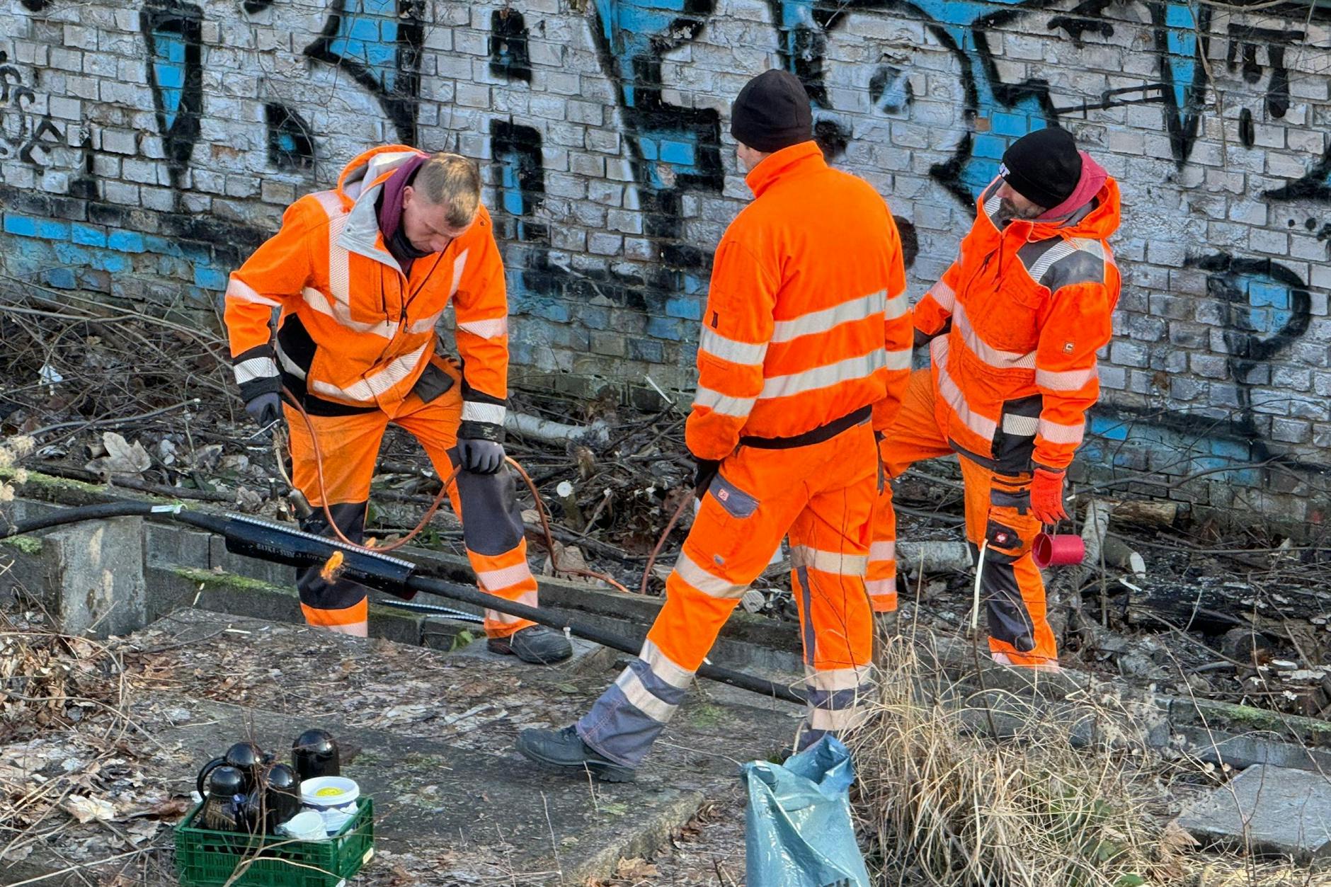 Am Dienstag reparierten Mitarbeiter der S-Bahn den Schaden an einem Kabel an der Berliner S-Bahn.