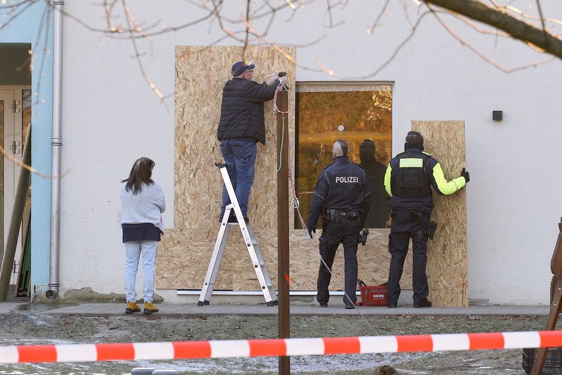 Mit Holzplatten wurde die beschädigte Terrassentür der Kita in Niederschöneweide gesichert.