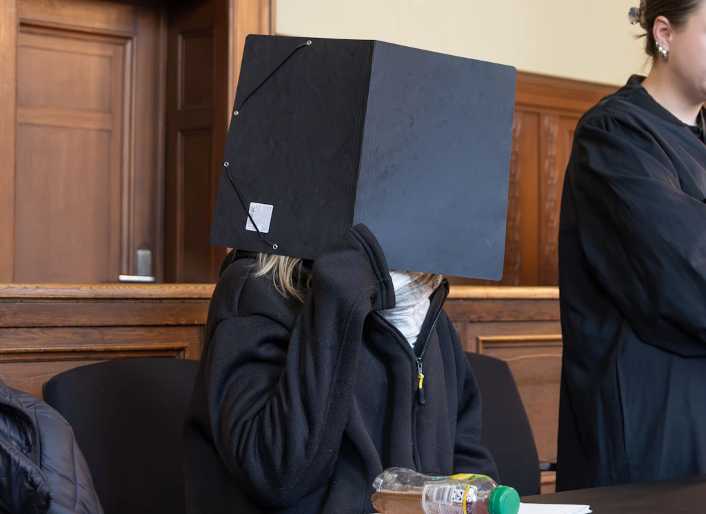 Keine Leistung fürs Geld erbracht: „Auftragskillerin“ wegen Betrugs verurteilt