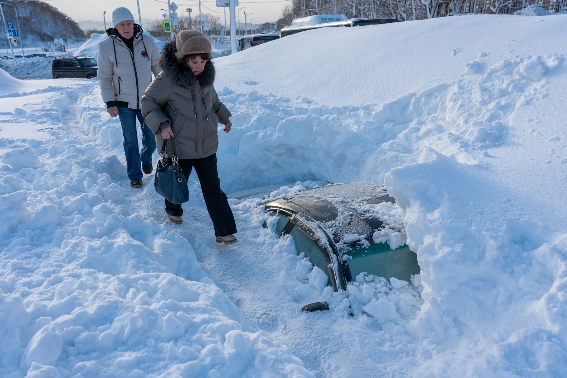 Ein Fahrzeug steckt tief in einer Schneewehe fest.