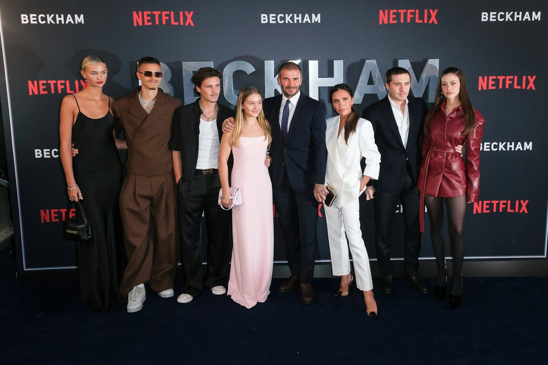 Victoria und David Beckham (Mitte) mit ihren Kindern und deren Partnern. Hinter der öffentlichen Fassade soll ihr Sohn Brooklyn sich immer unwohl gefühlt haben.
