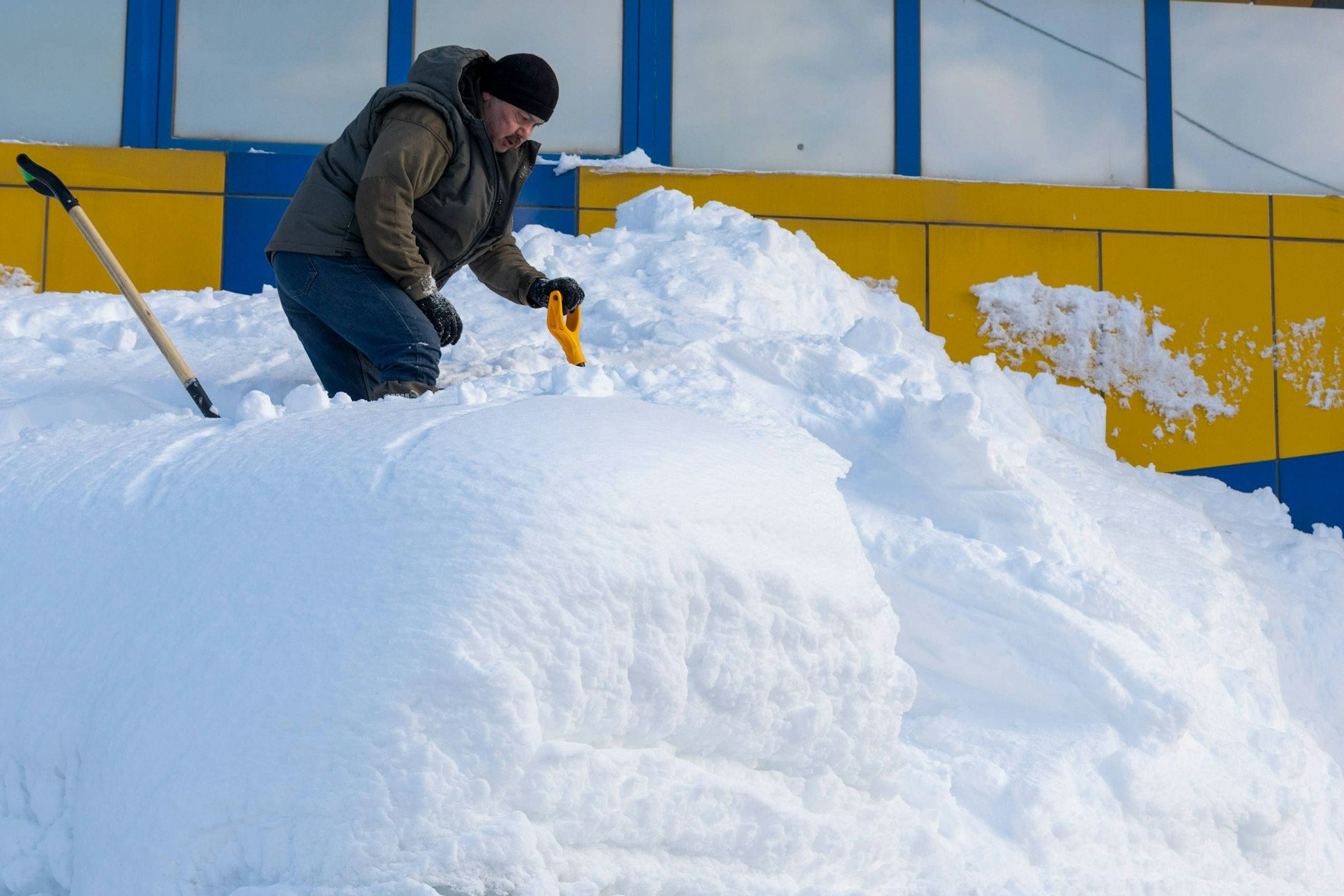 Ein Arbeiter räumt Schnee von einem Gebäudedach in Petropawlowsk-Kamtschatski.
