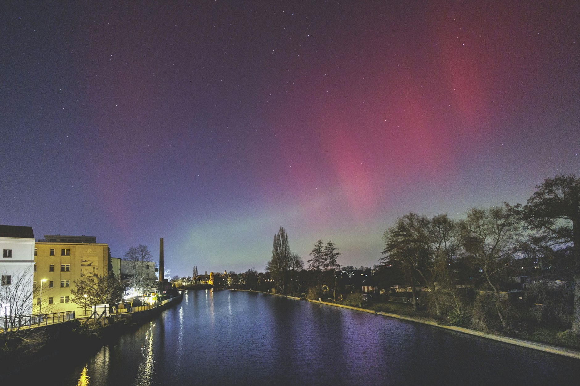 Polarlichter über der Müggelspree im Berlin-Köpenick in Berlin.