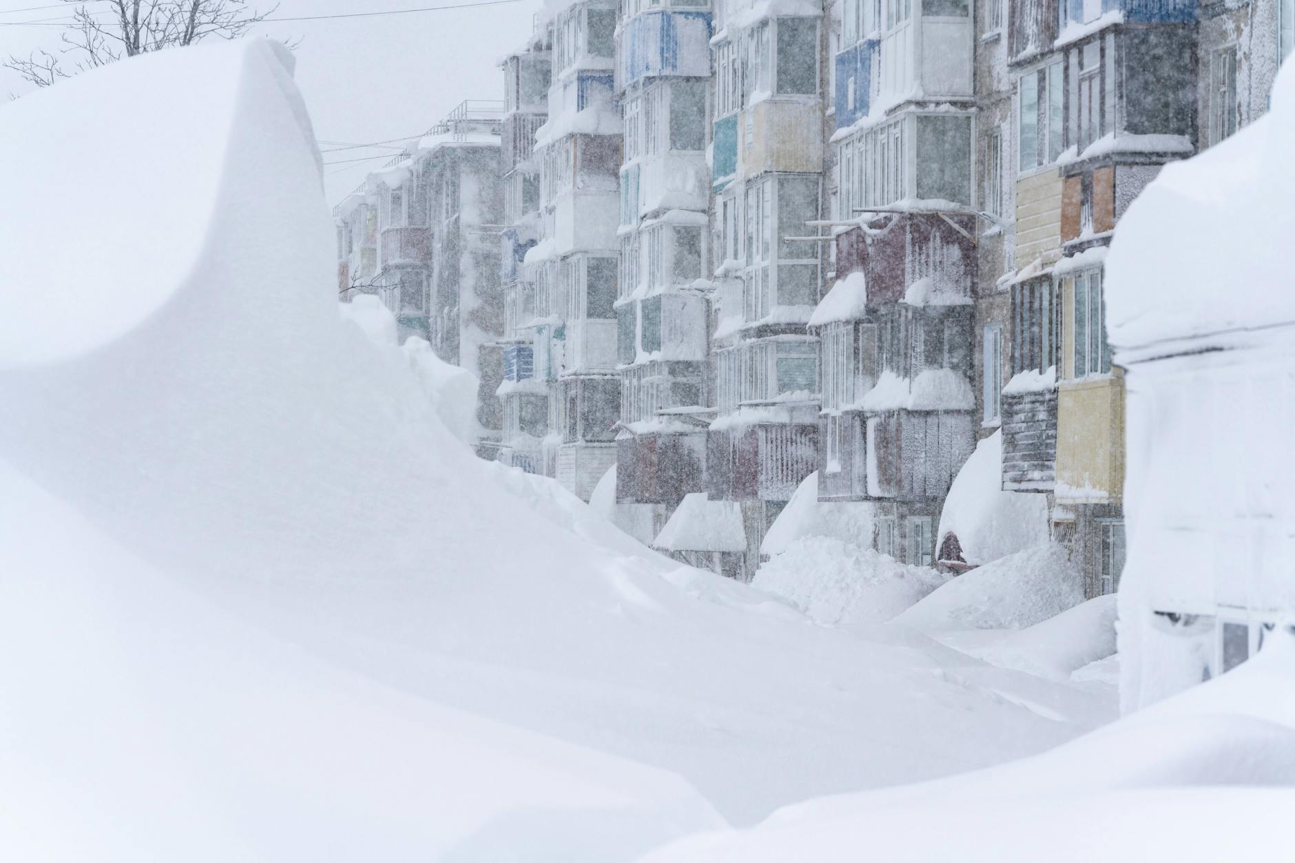 Wohnhäuser in Petropawlowsk-Kamtschatski sind bis in mehrere Etagen eingeschneit.