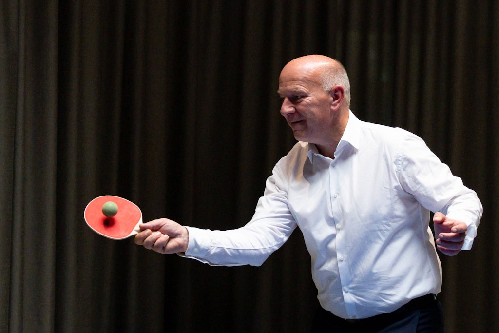 Hatte-Handy-auf-dem-Tisch-Klar-Kai-Wegner-spielte-ja-Tischtennis-