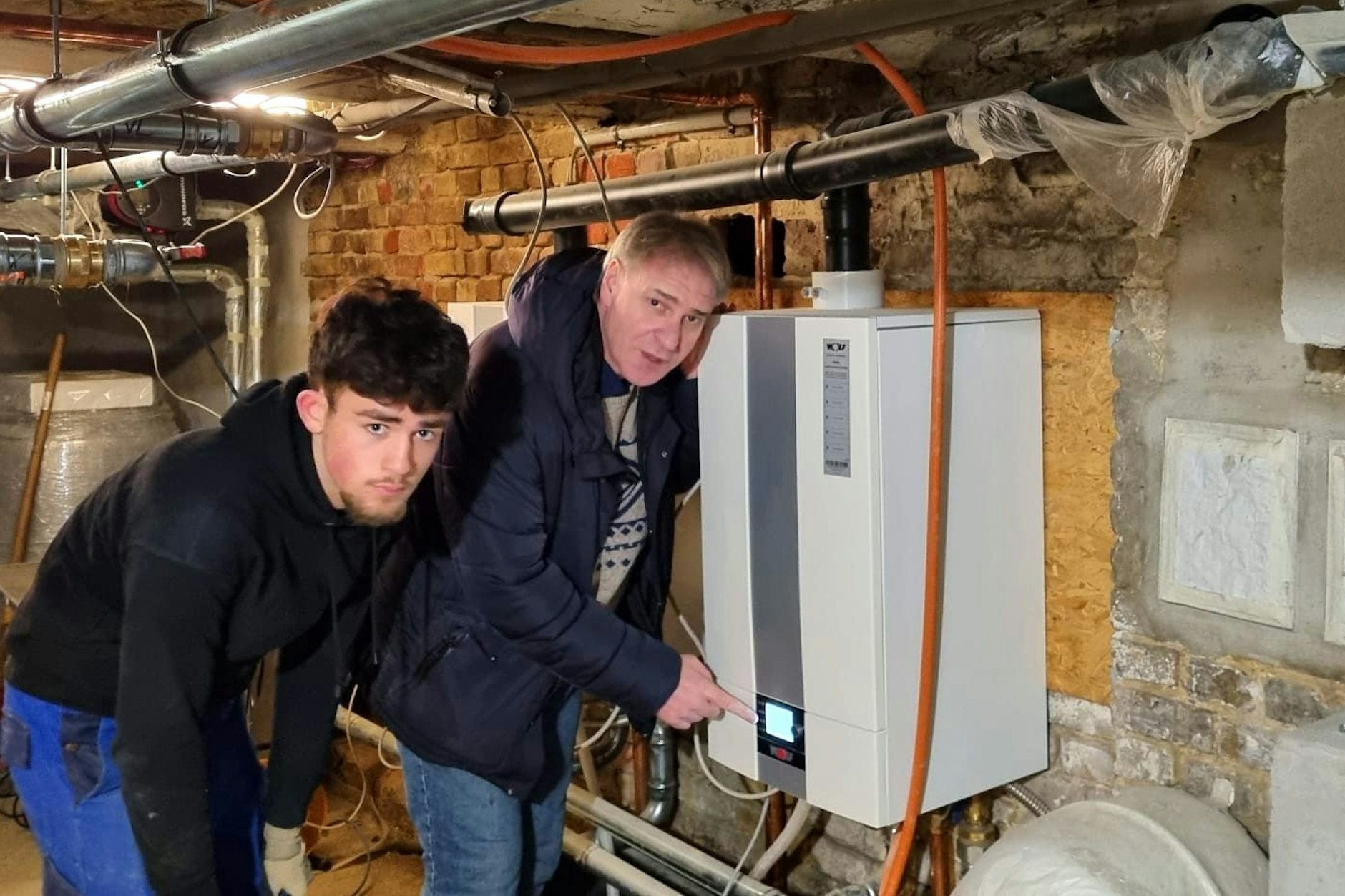 Thomas Haun (r.) mit einem jungen Mitarbeiter auf einer Baustelle.