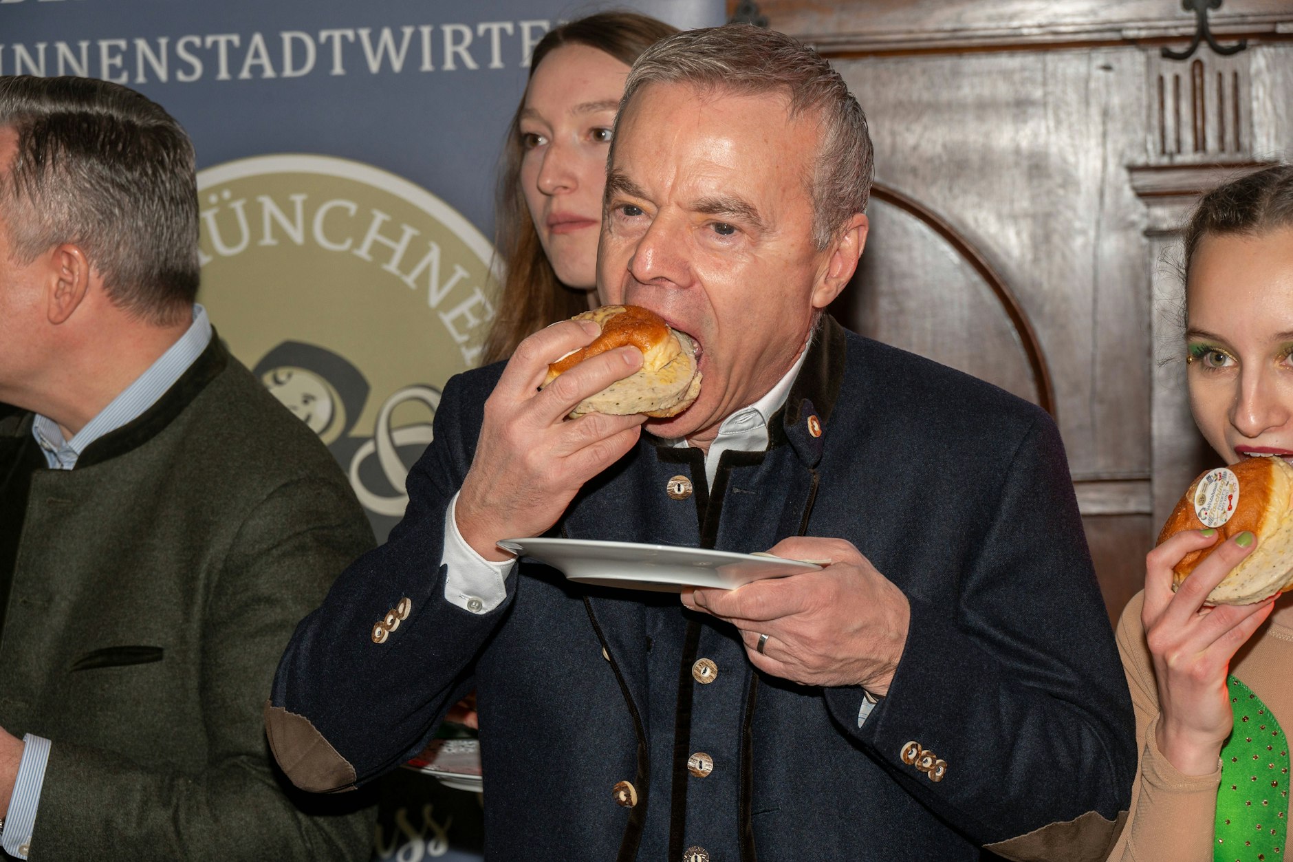 Gregor Lemke ist Wirt in München – und beißt herzhaft in den Pfannkuchen mit Weißwurst.