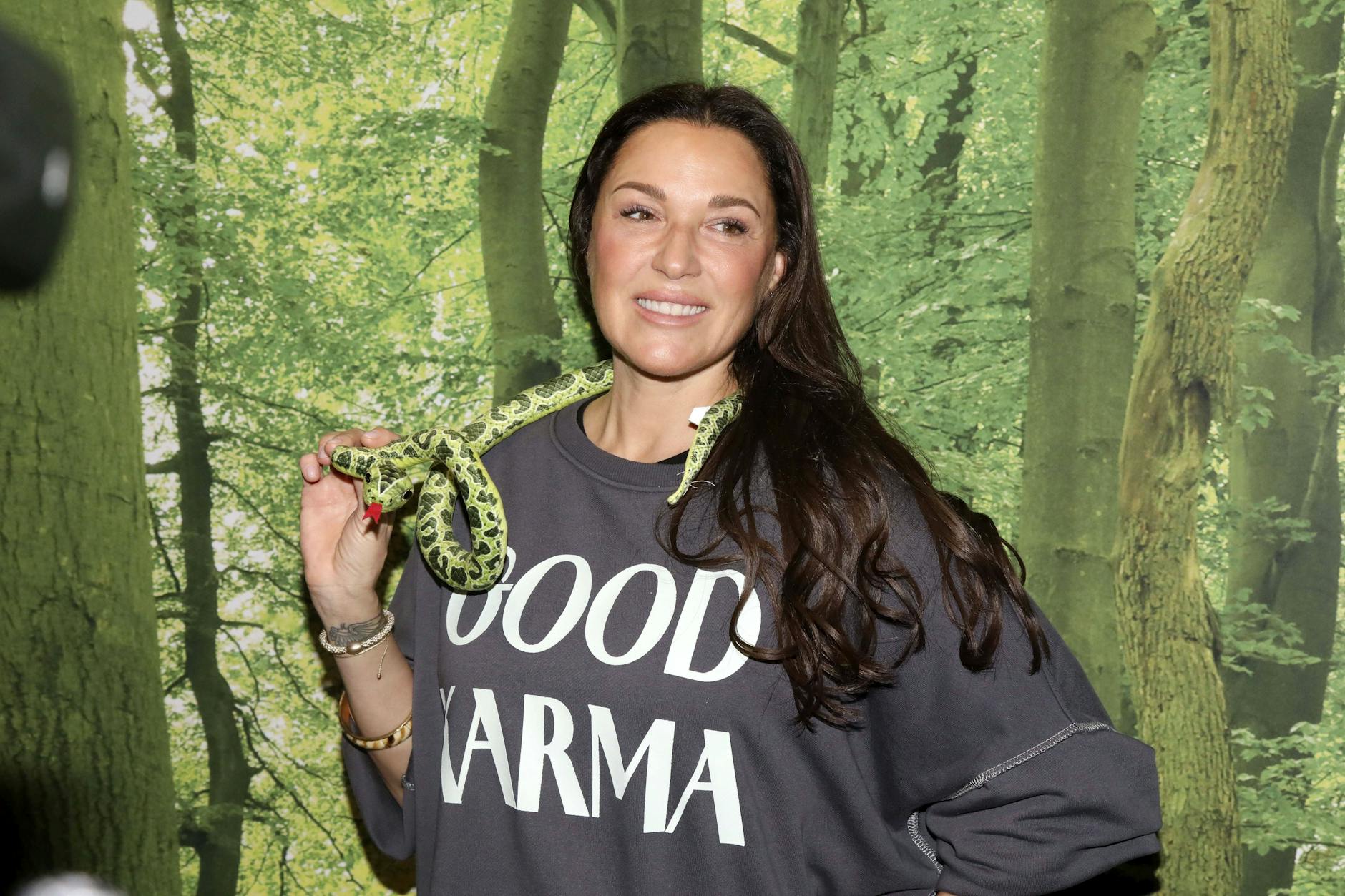 Simone Ballack hat in Australien eine besonderes Schmuckstück im Gepäck: Eine Kette mit Anhänger enthält die Asche ihres toten Sohnes, ist ihr Luxusgegenstand im Dschungelcamp 2026.