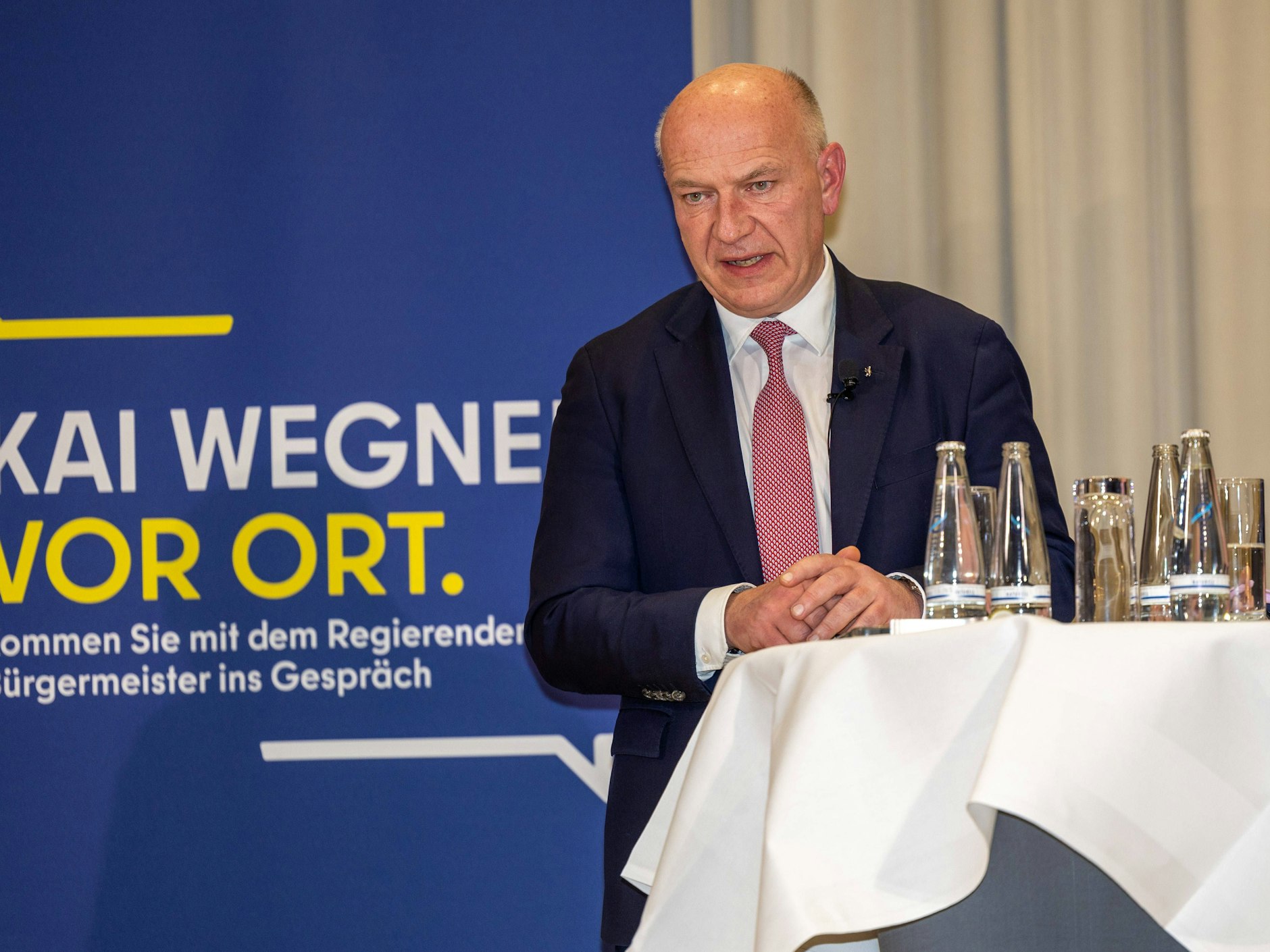 Bürgermeister Kai Wegner wurde hart angegangen: Er stellte sich in Steglitz-Zehlendorf Bürgern. Vorherrschendes Thema war natürlich der Blackout.