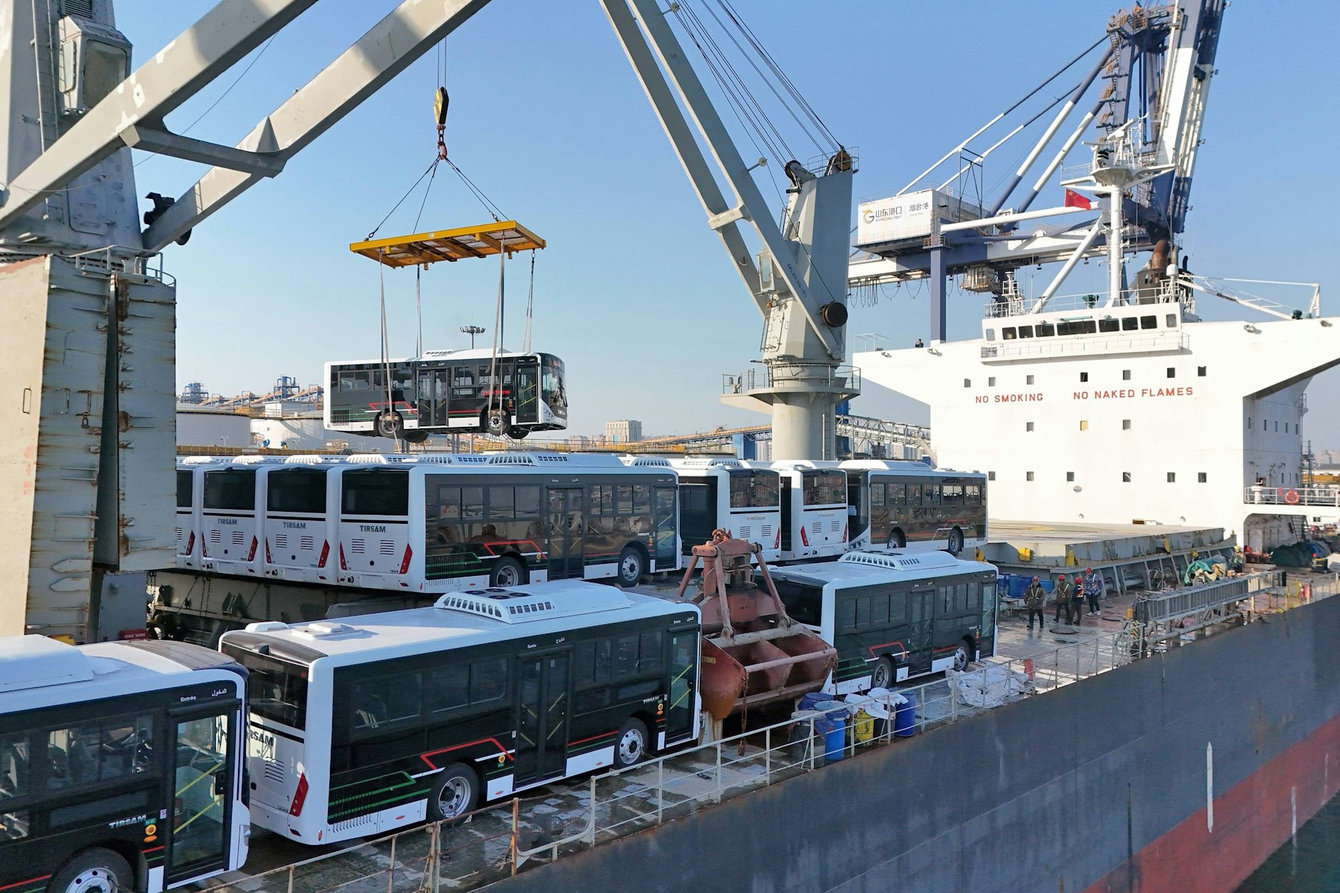 Busse für Afrika-Export werden im Hafen von Yantai, China, auf Frachter verladen.