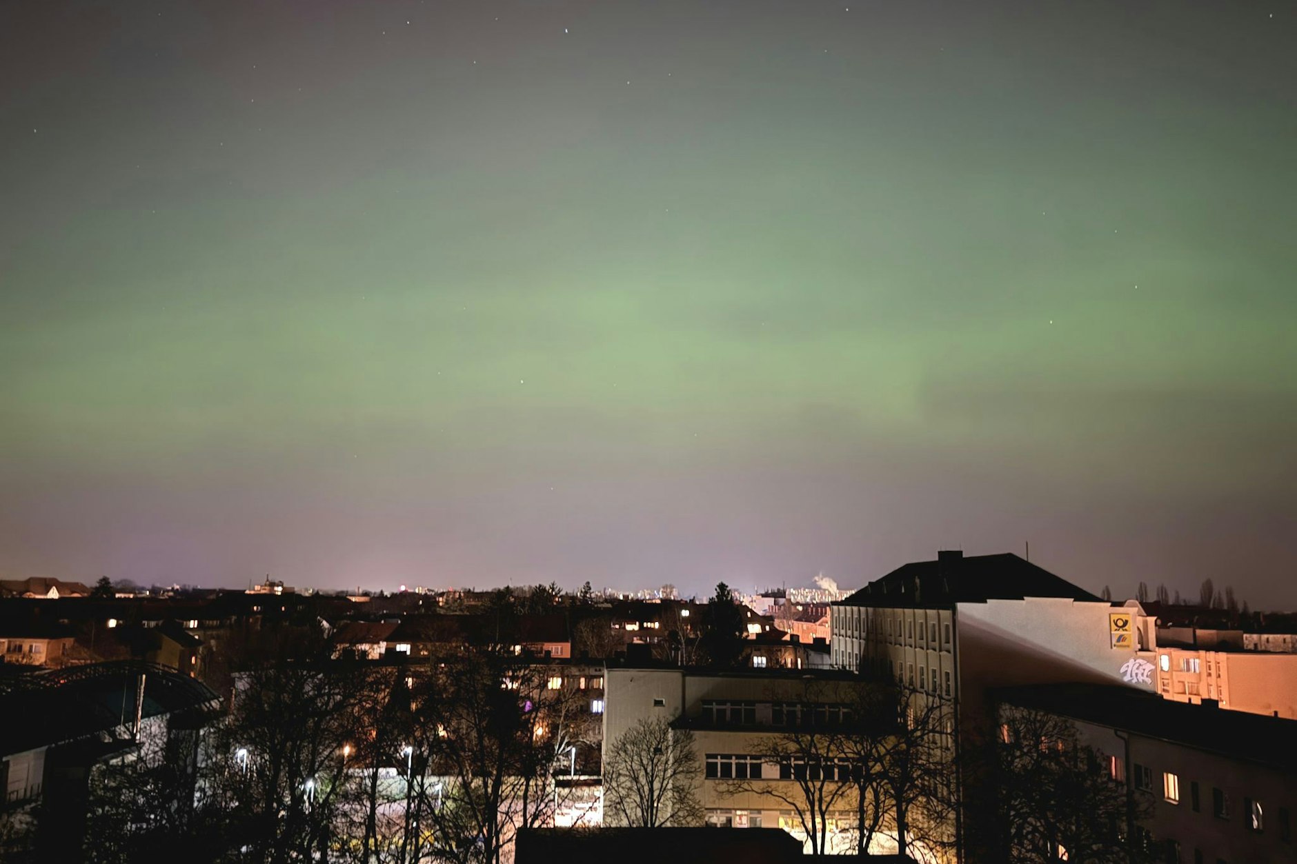 Auch über dem Wedding leuchtete der Himmel in der Nacht auf.
