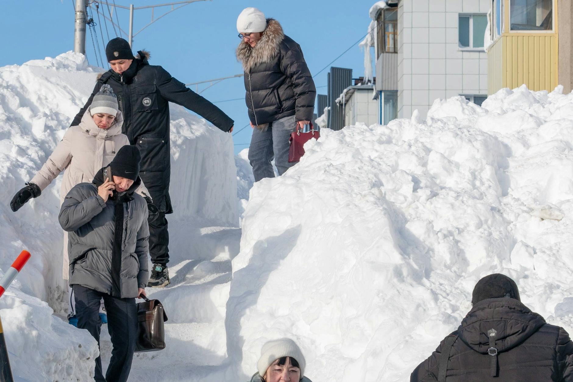 Passanten gehen durch schmale Schneeschneisen in Petropawlowsk-Kamtschatski.