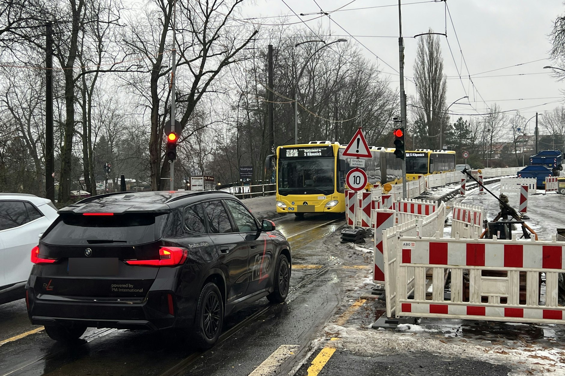 Kurz vor der Dammbrücke ist erst mal Stopp an der einspurigen Wechselampel. Gleisbauarbeiten erlauben auch hier nur einen Schienenersatzverkehr.