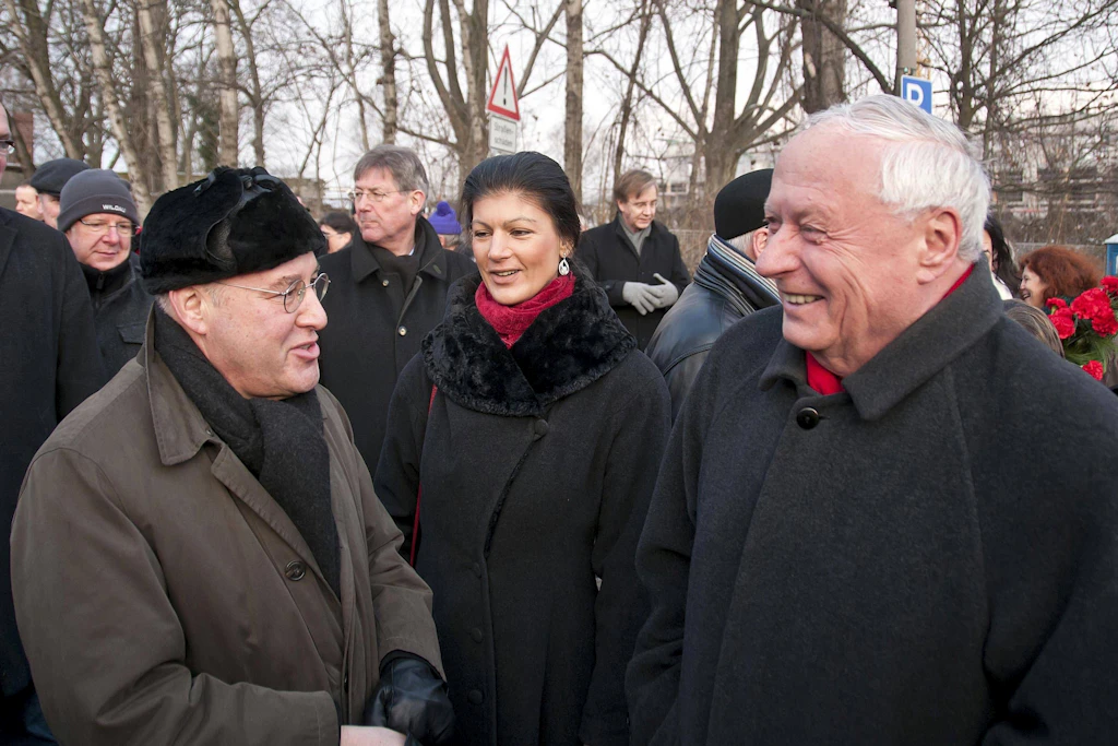 Gregor Gysi, Sahra Wagenknecht und Oskar Lafontaine im Jahr 2013 an der Gedenkstätte der Sozialisten auf dem Zentralfriedhof in Berlin-Friedrichsfelde