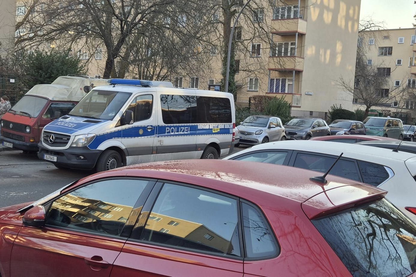 Die Polizei kontrolliert nach einer neuen Absperrung den Verkehr auf dem Immenweg in Steglitz.