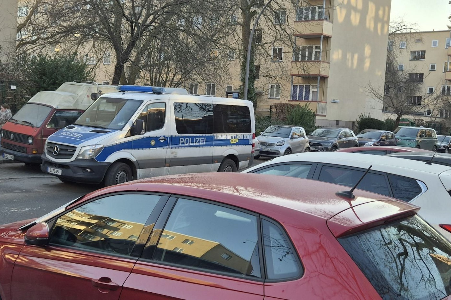 Die Polizei kontrolliert nach einer neuen Absperrung den Verkehr auf dem Immenweg in Steglitz.