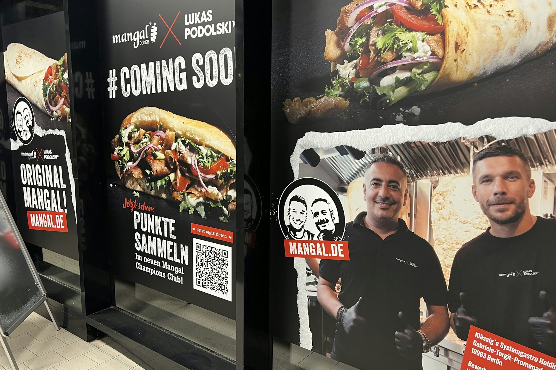 Unübersehbar, hier in der Karl-Liebknecht-Straße eröffnet im Frühjahr der Podolski-Döner.